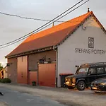 לינה וארוחת בוקר Stefans Pottery 3*